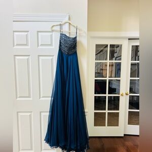 Sherri Hill Elegant Navy beaded Gown size 00